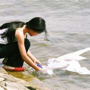 穿白丝绸的女人 The white silk dress
