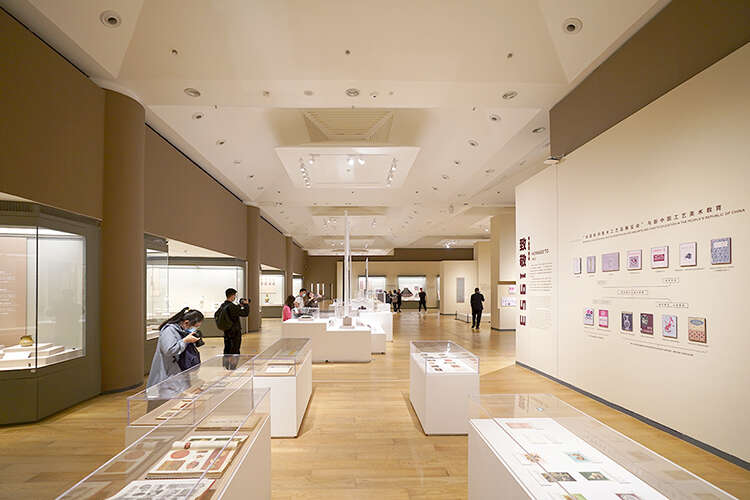 时隔70年再现:百余民间美术工艺品齐聚清华