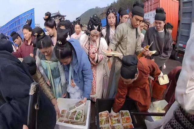 横店20万群演的现状:懒汉的天堂,美女的梦想,背后原因引人深思