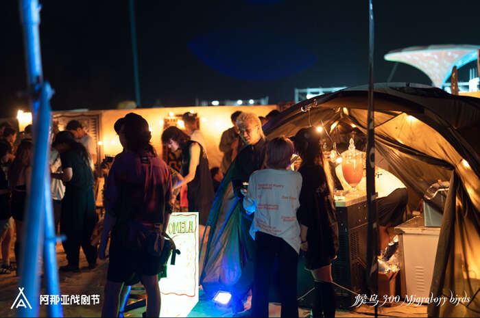 海边戏剧、候鸟300、花车巡游——2023阿那亚戏剧节上演文化盛宴
