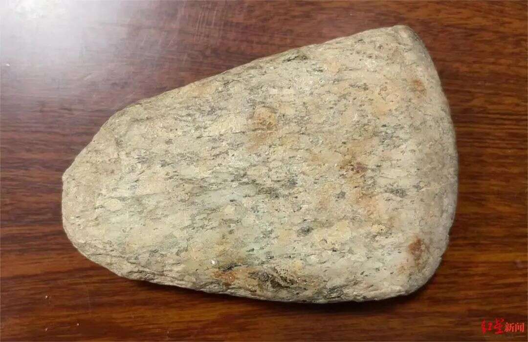 男子发现捡回家两年的石头是文物,朋友一眼看出不一般,竟是千年石斧