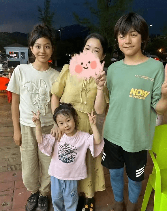 刘烨法国老婆近照40岁像60岁!逛菜场与老狼玩乐队,儿女似印度人