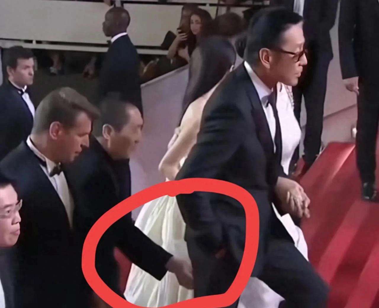 张艺谋“痴汉脸”看着巩俐,开怀大笑像个孩子,这就是一生挚爱吧