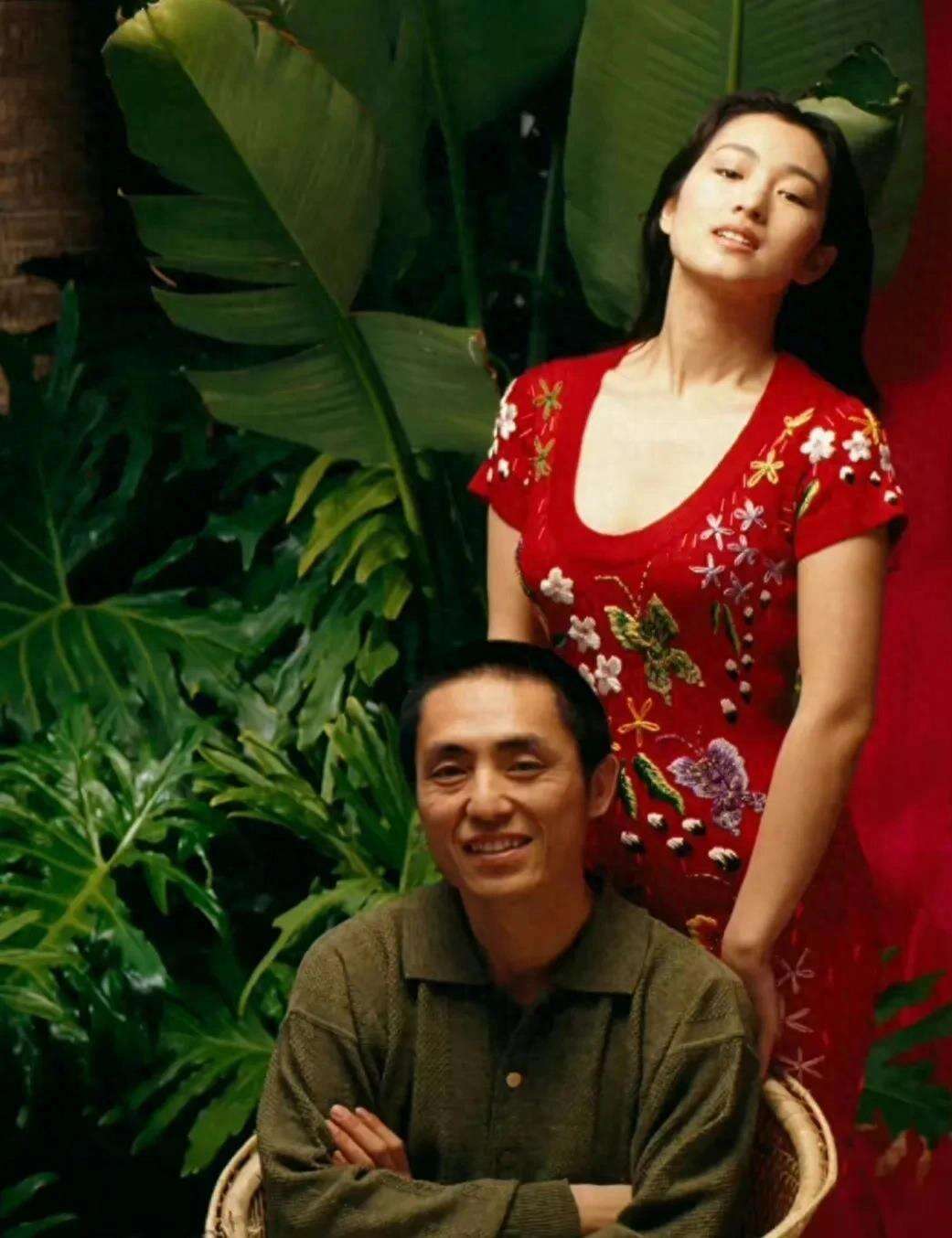 张艺谋“痴汉脸”看着巩俐,开怀大笑像个孩子,这就是一生挚爱吧
