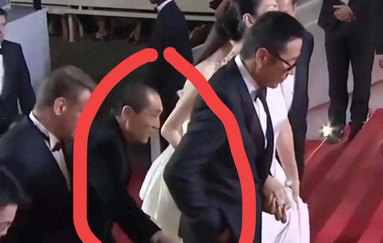 张艺谋“痴汉脸”看着巩俐,开怀大笑像个孩子,这就是一生挚爱吧