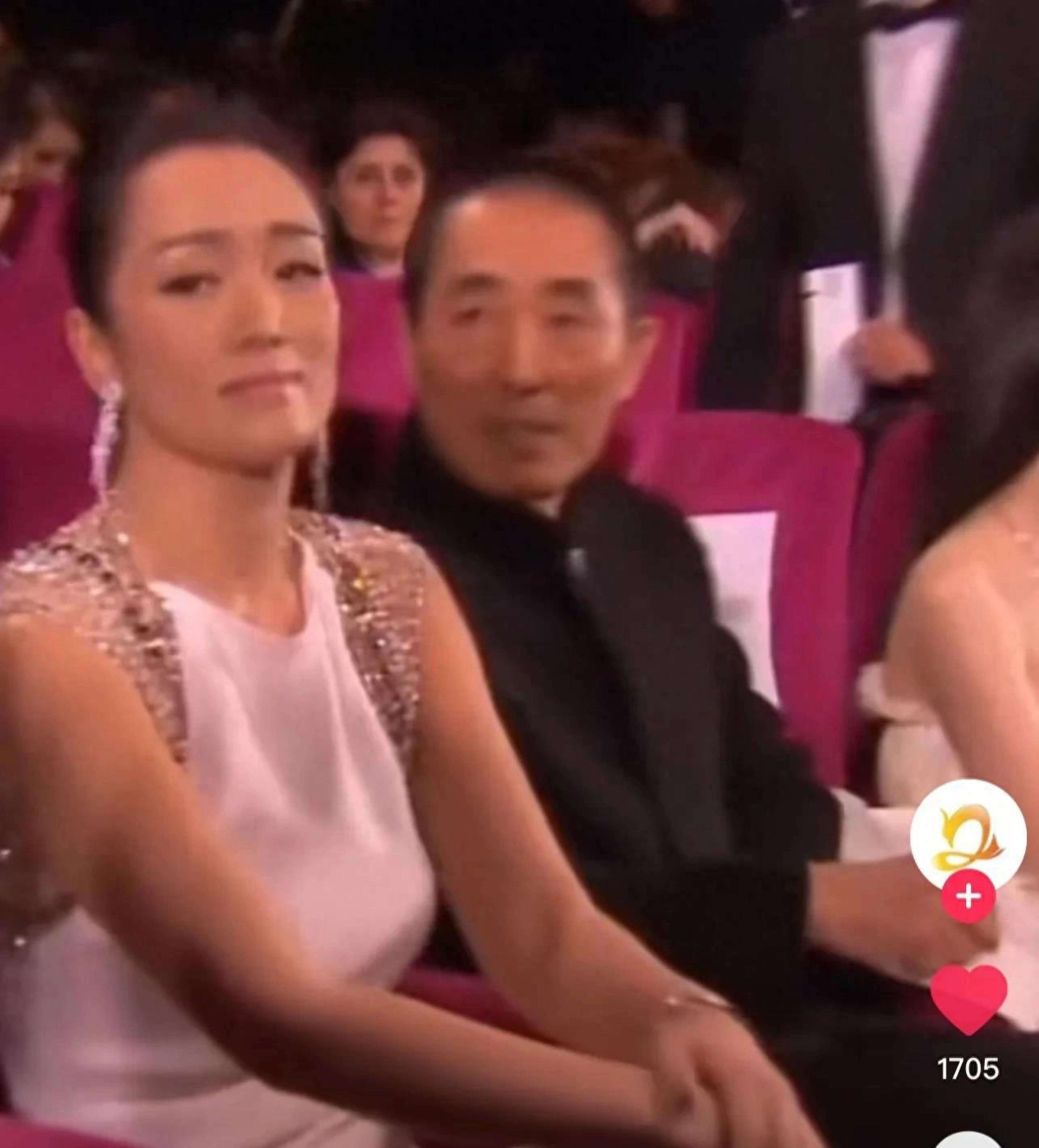 张艺谋“痴汉脸”看着巩俐,开怀大笑像个孩子,这就是一生挚爱吧
