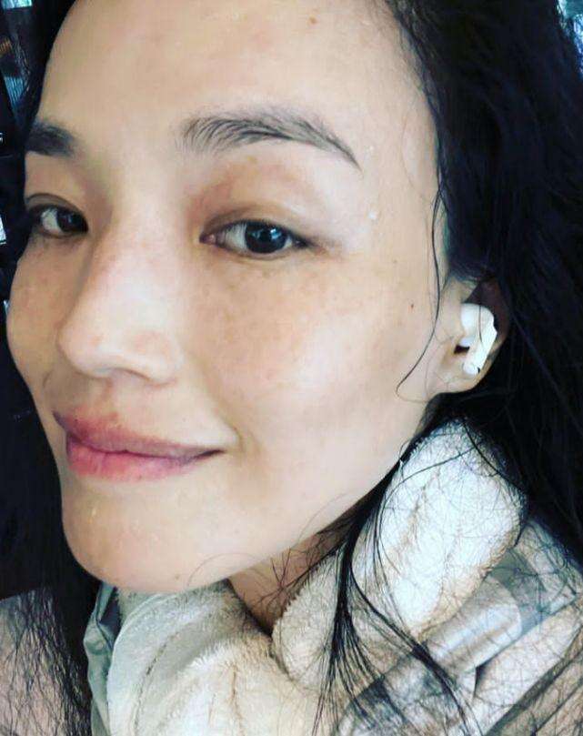 47岁舒淇晒无修图全素颜,脸上雀斑明显无皱纹