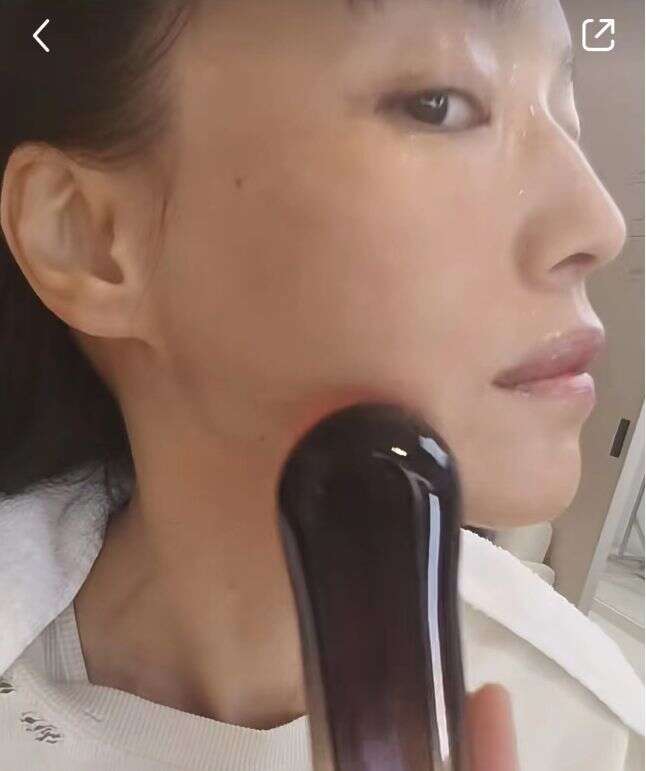 47岁舒淇晒无修图全素颜,脸上雀斑明显无皱纹