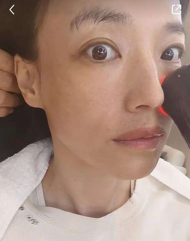 47岁舒淇晒无修图全素颜,脸上雀斑明显无皱纹