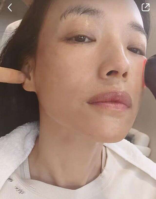 47岁舒淇晒无修图全素颜,脸上雀斑明显无皱纹