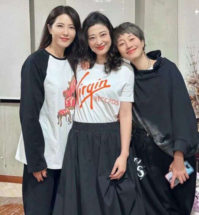 马伊琍曾黎梅婷同框比美!曾黎脸部好僵硬