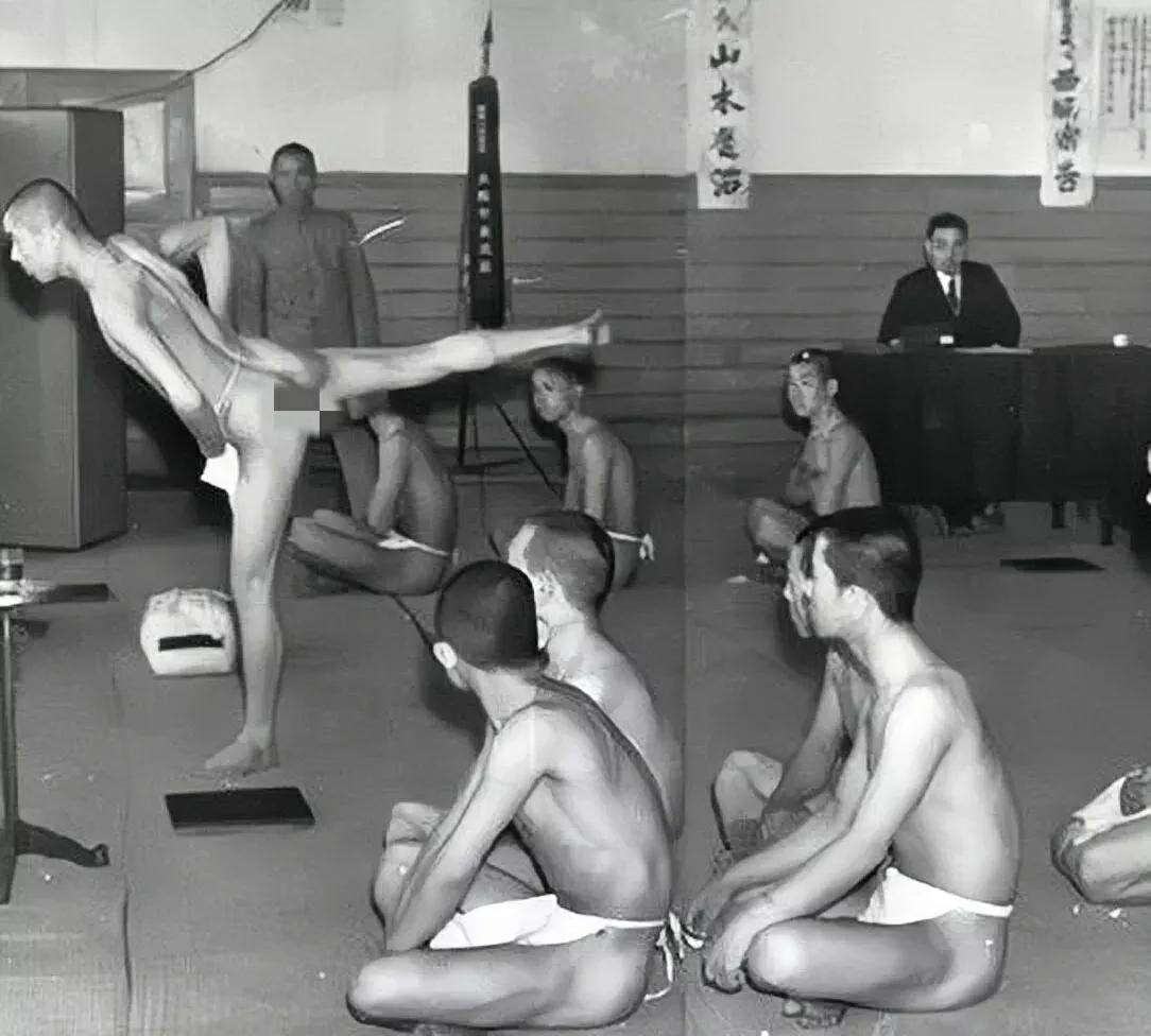 侵华日军征兵老照片:全身上下都体检合格了,才能成为正式鬼子