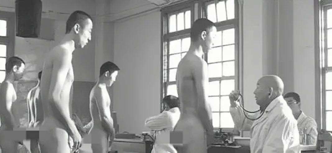 侵华日军征兵老照片:全身上下都体检合格了,才能成为正式鬼子