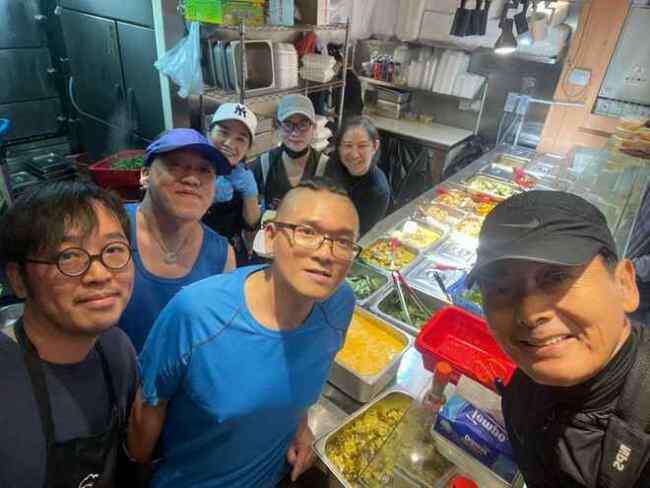 周润发现身街头买盒饭 认真挑选毫无巨星包袱!