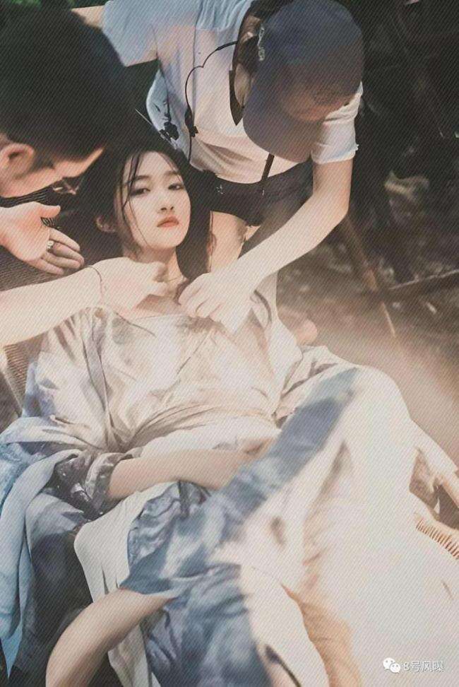 表情装天真 发言迷惑 这位谋女郎翻身了吗?