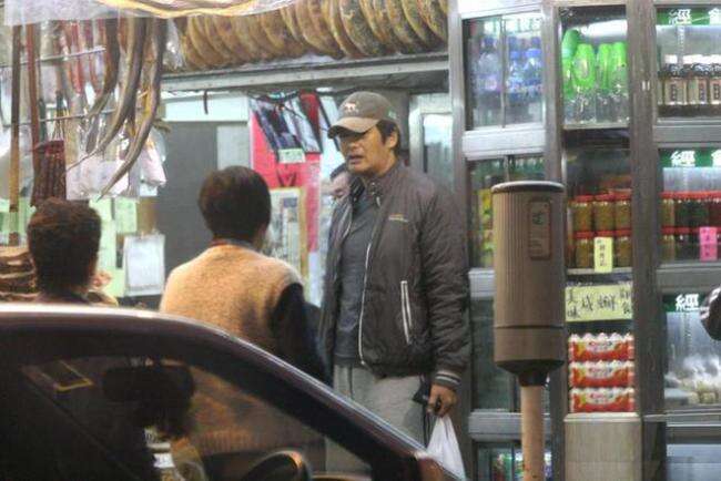周润发现身街头买盒饭 认真挑选毫无巨星包袱!