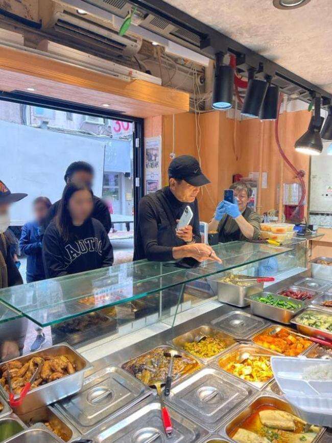 周润发现身街头买盒饭 认真挑选毫无巨星包袱!