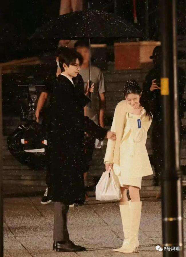 表情装天真 发言迷惑 这位谋女郎翻身了吗?