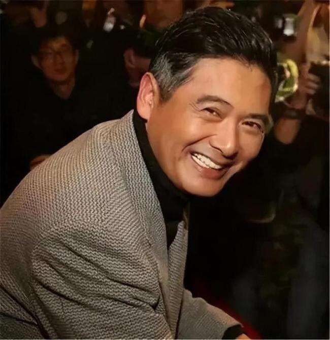 周润发现身街头买盒饭 认真挑选毫无巨星包袱!