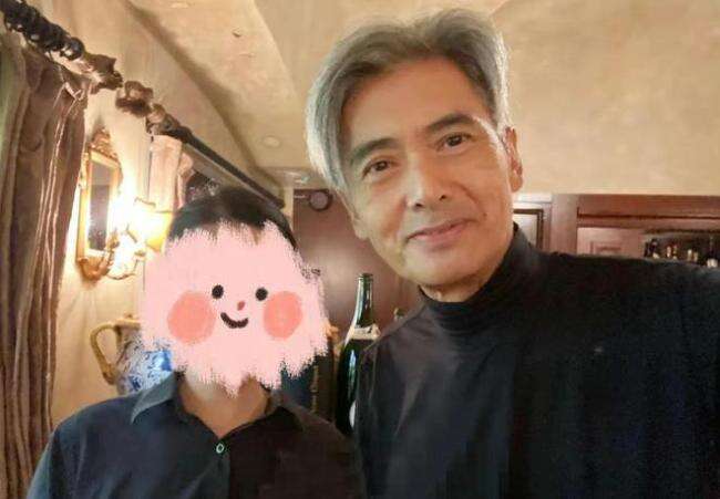 周润发现身街头买盒饭 认真挑选毫无巨星包袱!