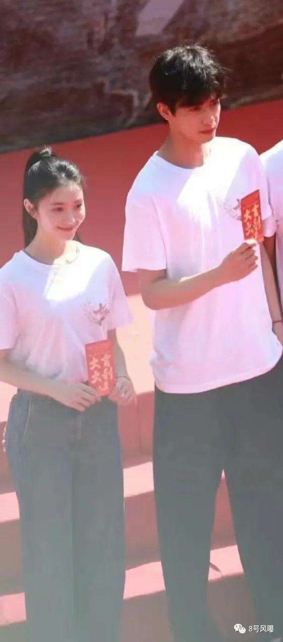 表情装天真 发言迷惑 这位谋女郎翻身了吗?