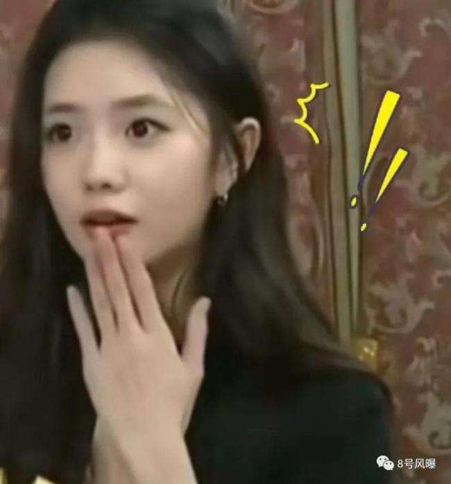 表情装天真 发言迷惑 这位谋女郎翻身了吗?
