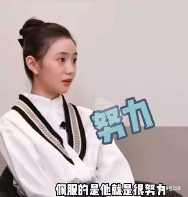 表情装天真 发言迷惑 这位谋女郎翻身了吗?
