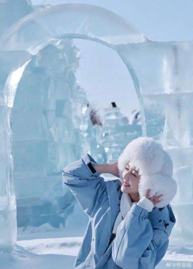 佟丽娅分享雪景美照 笑容甜美宛如梦中情人