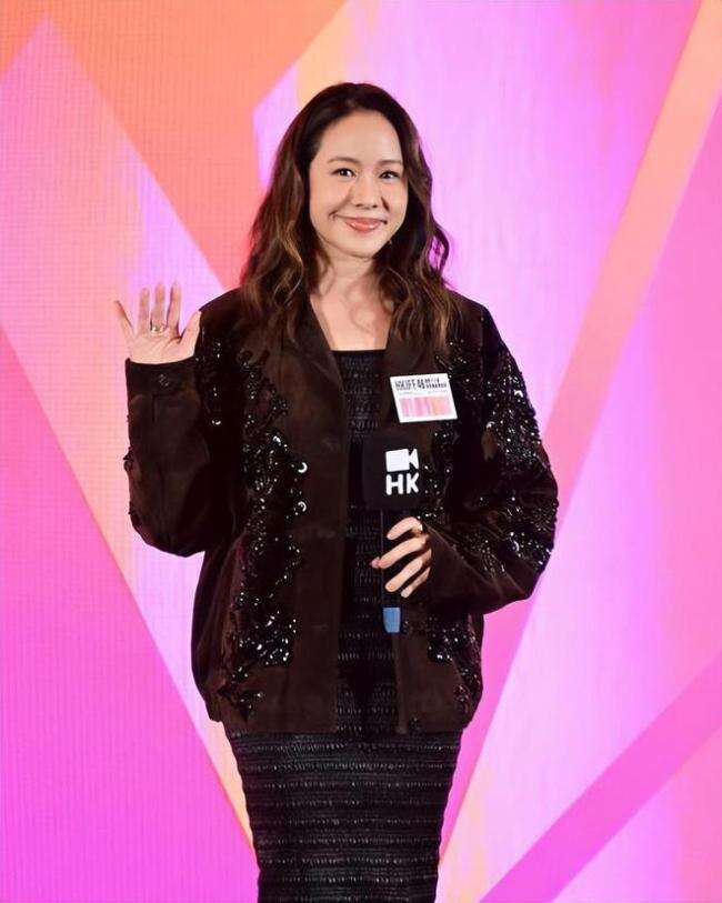 离婚半年45岁林嘉欣变胖了 成了大码美女