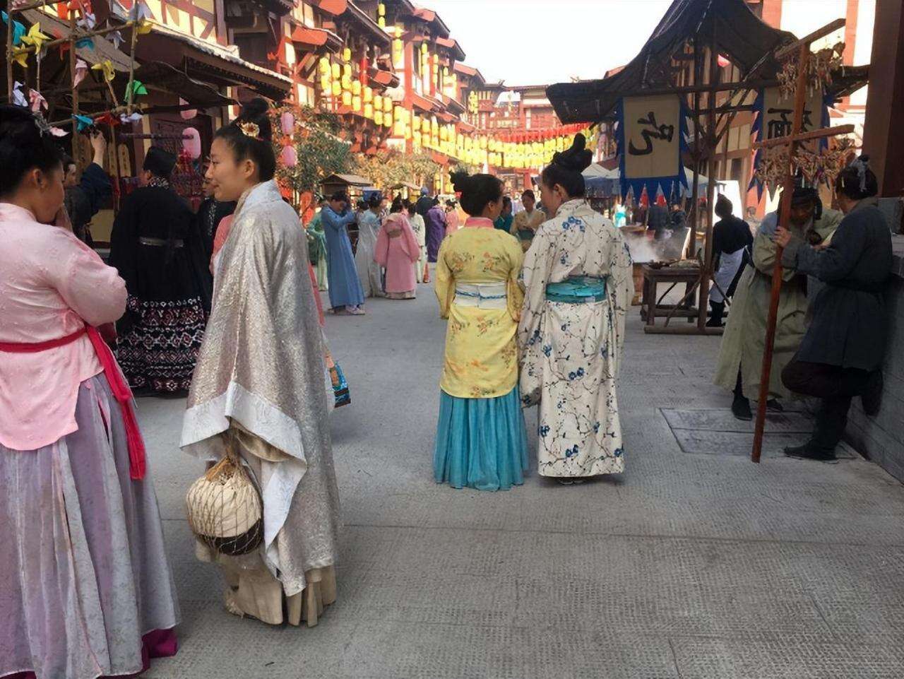 我在横店当3年群演,发现吻戏、床戏都是真的,裸替一天挣3000元