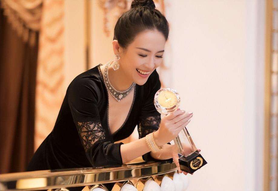 与汪峰离婚不到一年,章子怡的新电影出片,引发争议不断