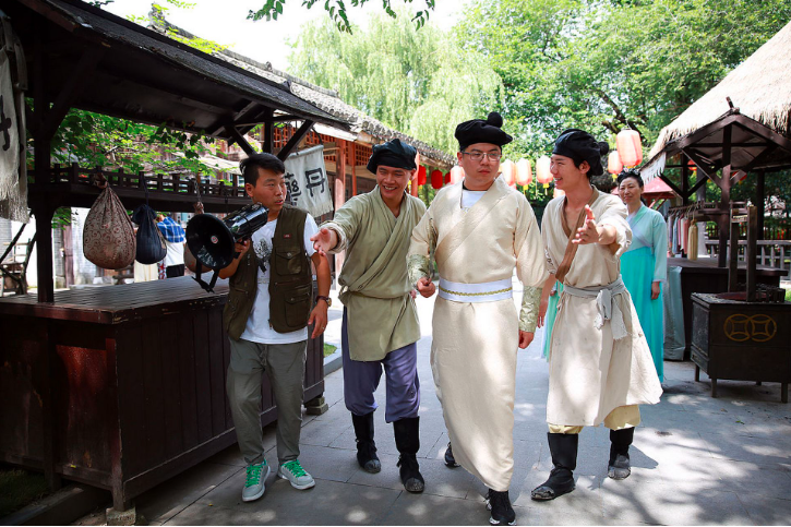 我在横店当3年群演,发现吻戏、床戏都是真的,裸替一天挣3000元