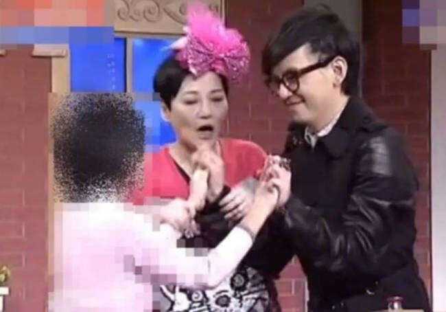 黄子佼曾在节目上强握女童的手!被女主持人拉开