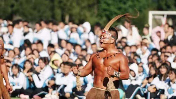云南一中学体育节师生赤膊表演彝族战舞:光头前副校长吹号角,物理老师表演喷火