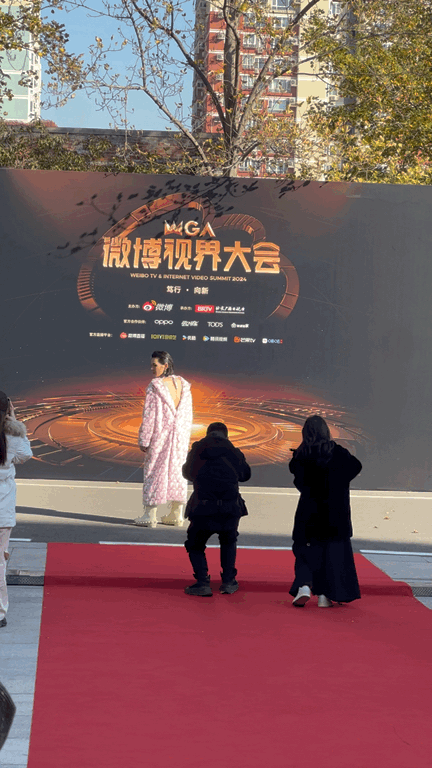 向佐穿女装去微博视界大会,网友:竟然比穿男装好看!