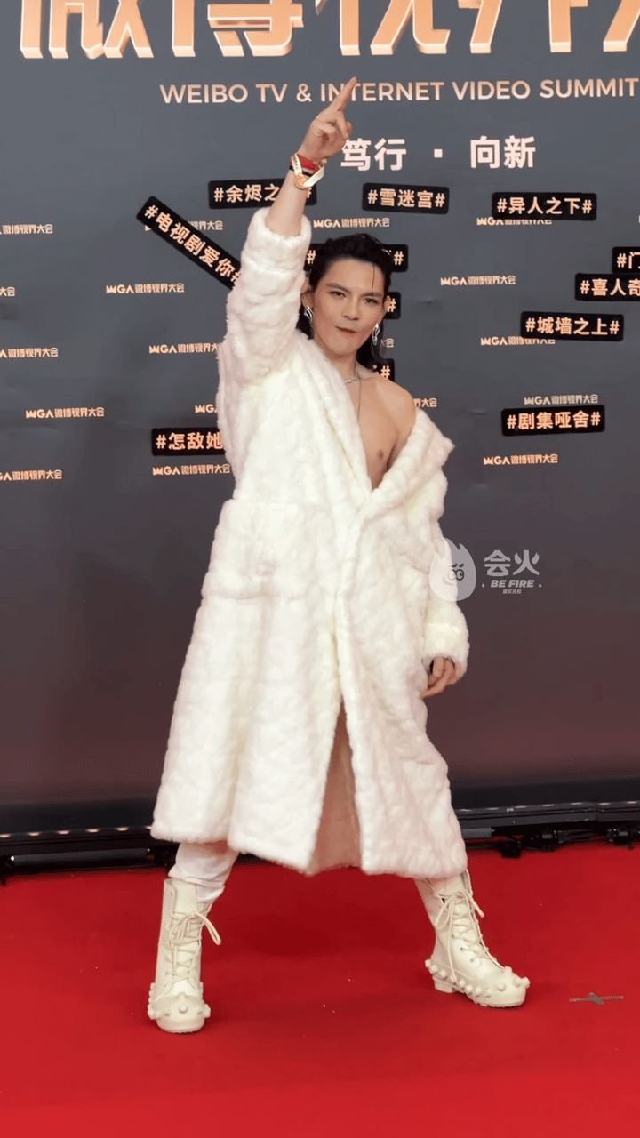 向佐穿女装去微博视界大会,网友:竟然比穿男装好看!