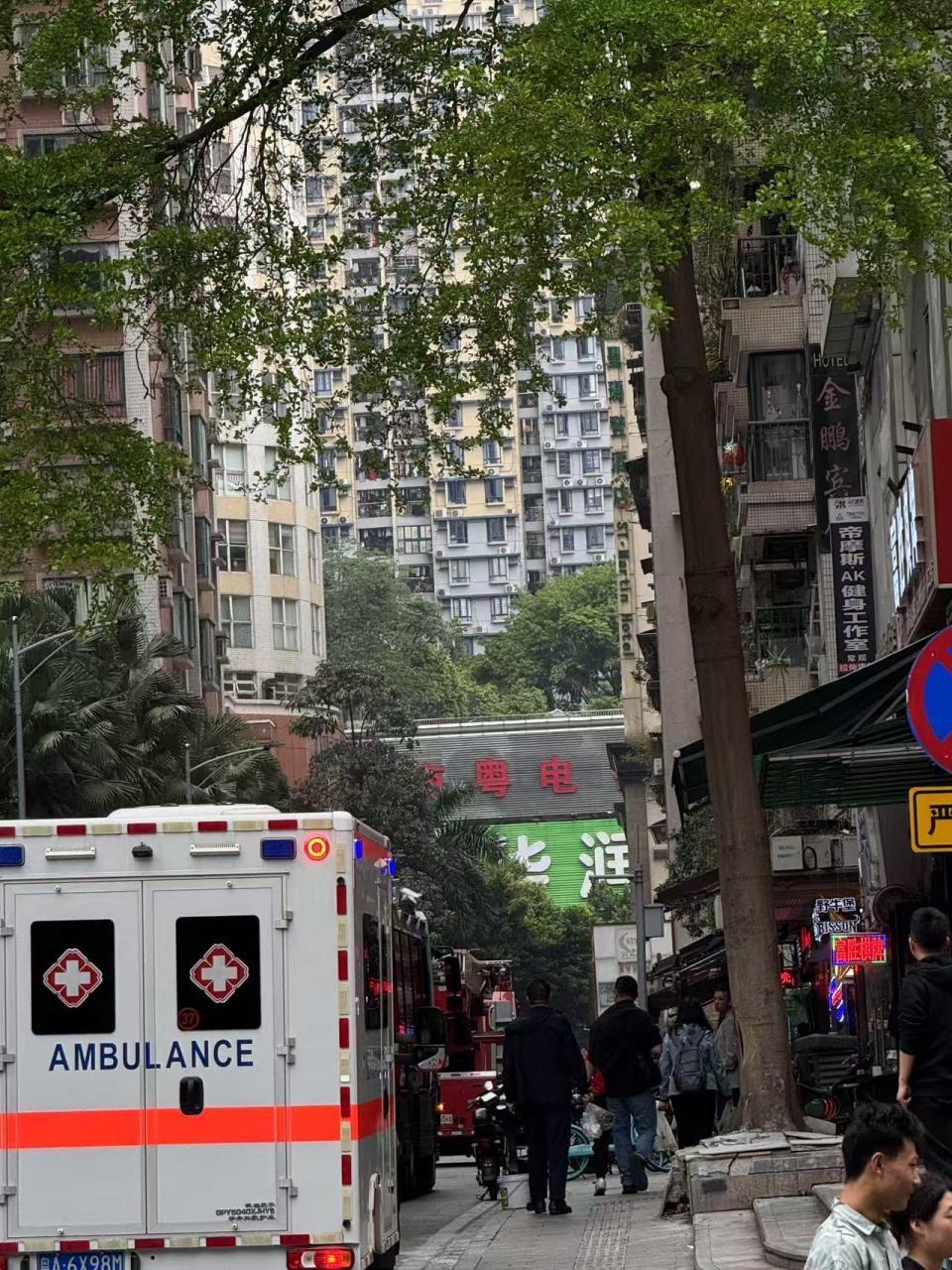 广州一初二男生在家做实验引发爆炸,物业称家里被炸乱,教育局:已无生命危险