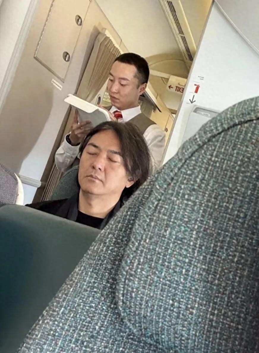 58岁郑伊健低调坐经济舱,老人味十足,素颜出镜脸上皱纹密布