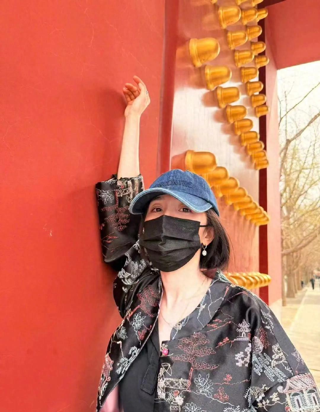 杨幂真的很会穿,新中式上衣搭牛仔裤棒球帽,洋气减龄活力似少女