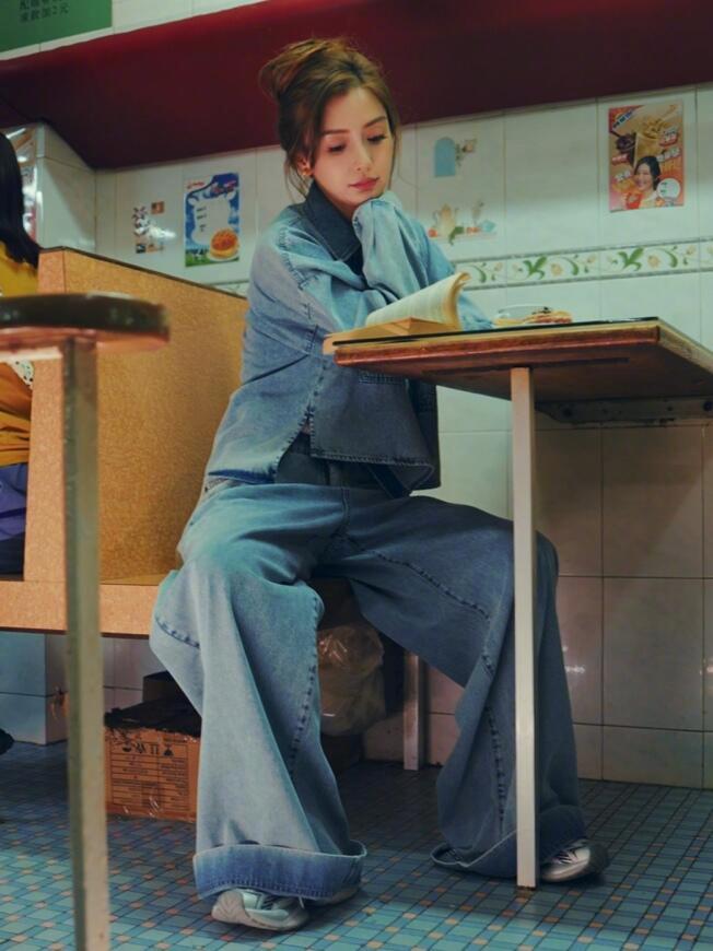 Angelababy晒美照穿蕾丝边装饰牛仔裤,手拿仙女权杖,如美神降临
