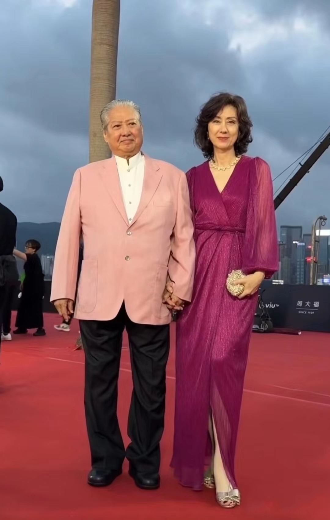 洪金宝穿拖鞋,坐轮椅独自去买肉,身边没有亲属也没有助理