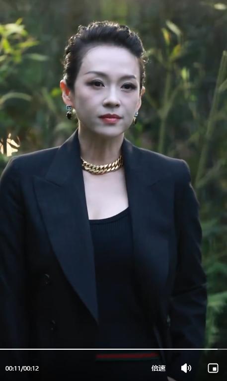 上海这一夜,章子怡画发际线、眼皮贴翘起,12秒换8个表情不自信