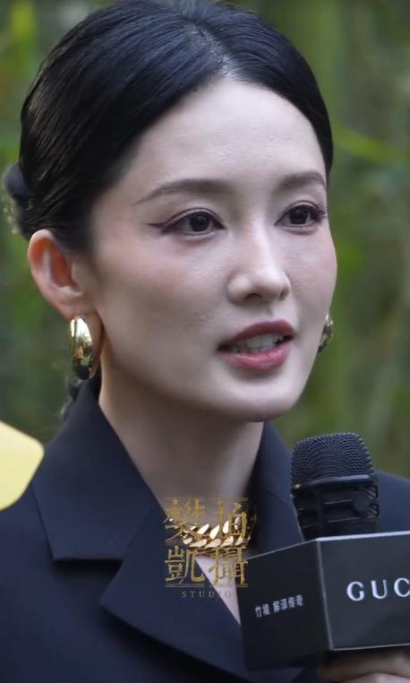 上海这一夜,章子怡画发际线、眼皮贴翘起,12秒换8个表情不自信
