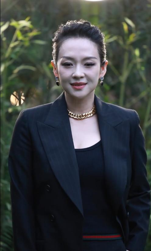 上海这一夜,章子怡画发际线、眼皮贴翘起,12秒换8个表情不自信