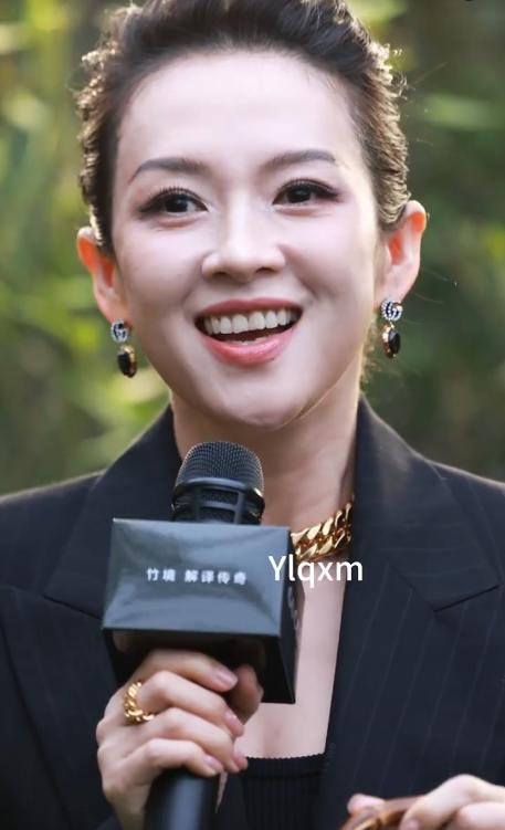 上海这一夜,章子怡画发际线、眼皮贴翘起,12秒换8个表情不自信