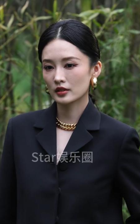 上海这一夜,章子怡画发际线、眼皮贴翘起,12秒换8个表情不自信