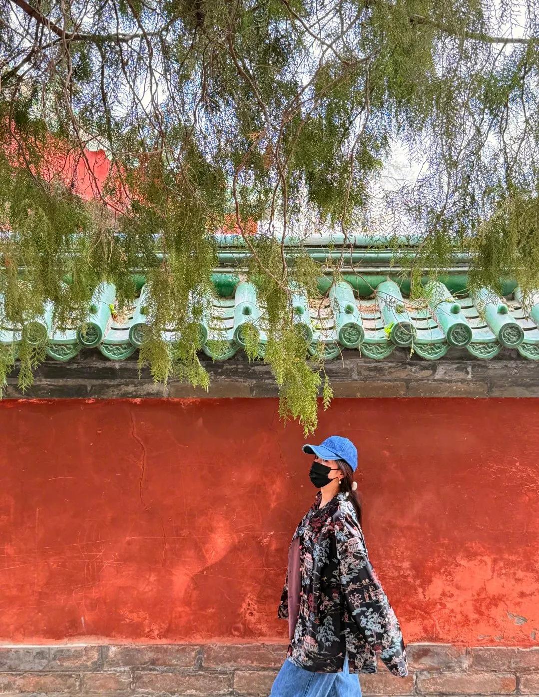 杨幂真的很会穿,新中式上衣搭牛仔裤棒球帽,洋气减龄活力似少女