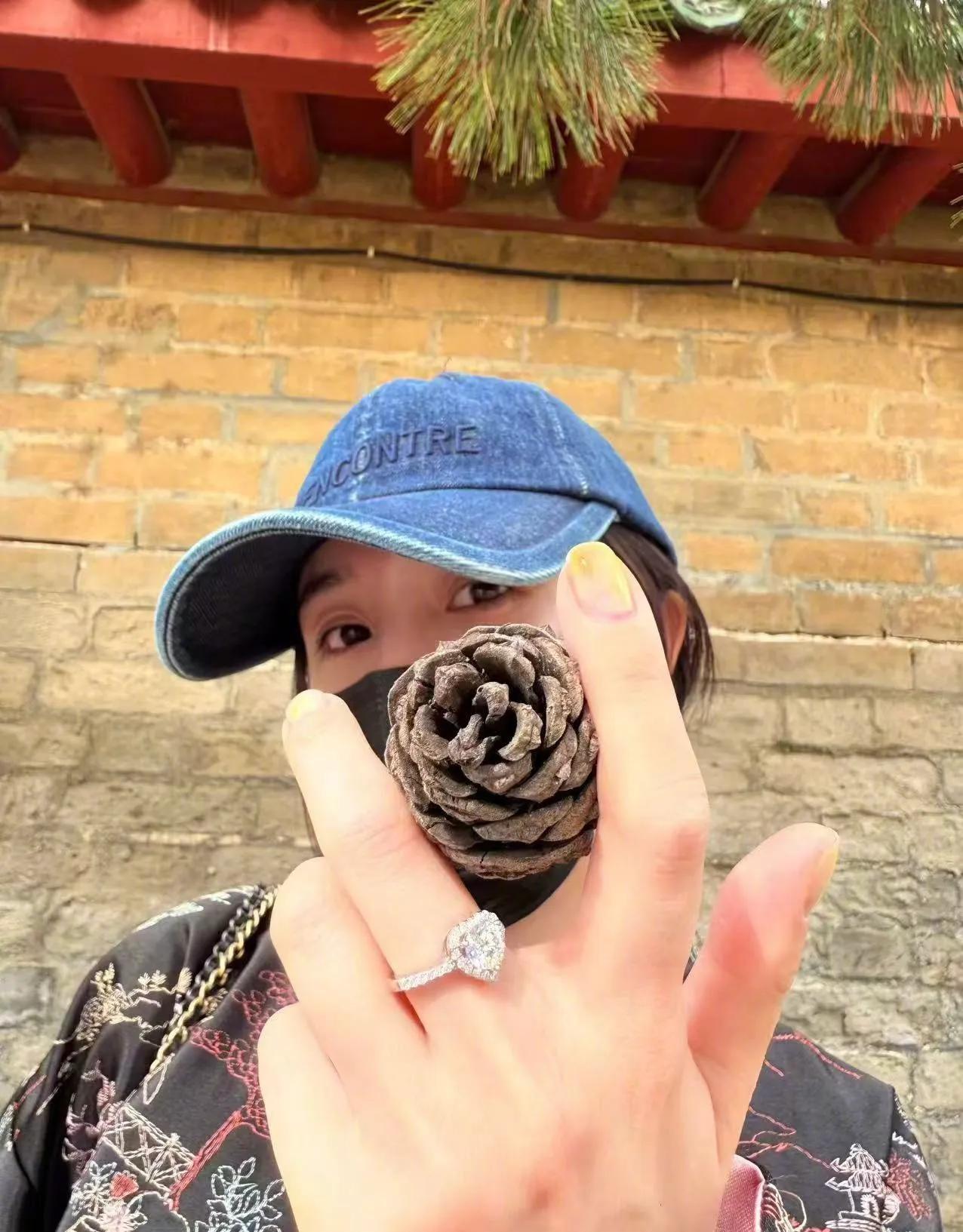 杨幂真的很会穿,新中式上衣搭牛仔裤棒球帽,洋气减龄活力似少女