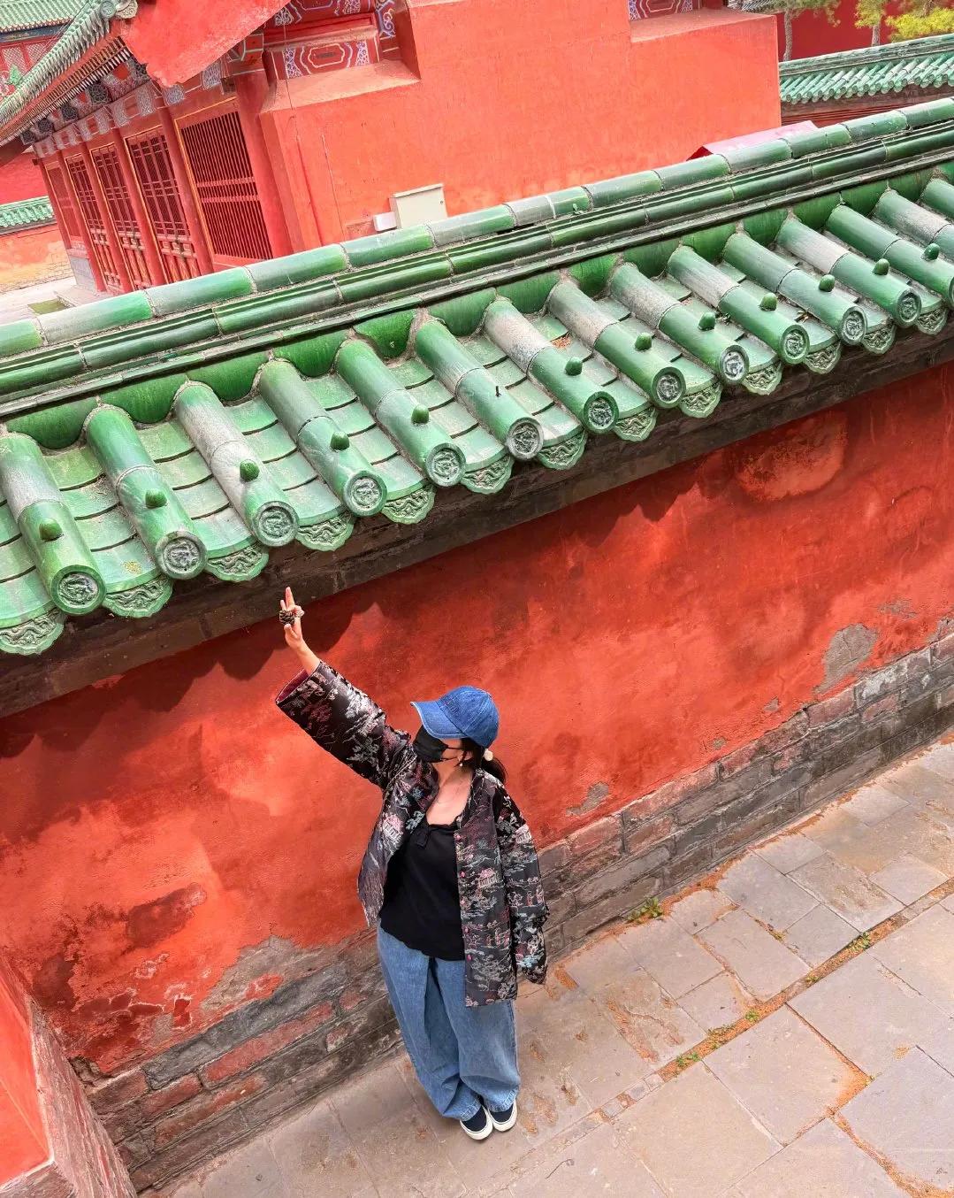 杨幂真的很会穿,新中式上衣搭牛仔裤棒球帽,洋气减龄活力似少女