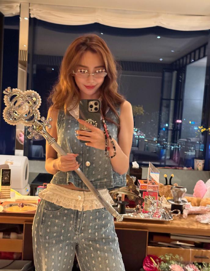 Angelababy晒美照穿蕾丝边装饰牛仔裤,手拿仙女权杖,如美神降临